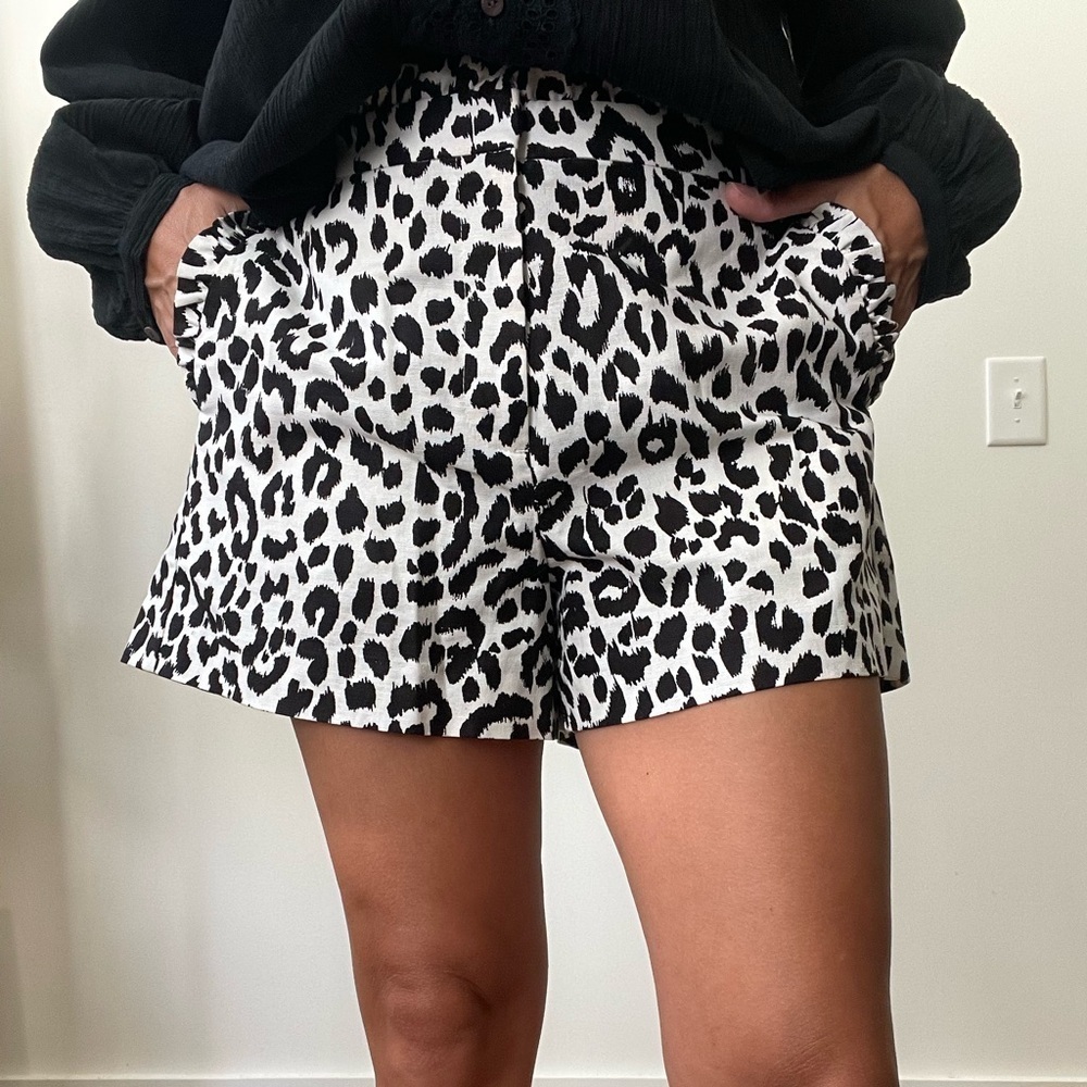 J. Crew Animal Print Short Black and White Cotton Linen Size 6 Ruffles